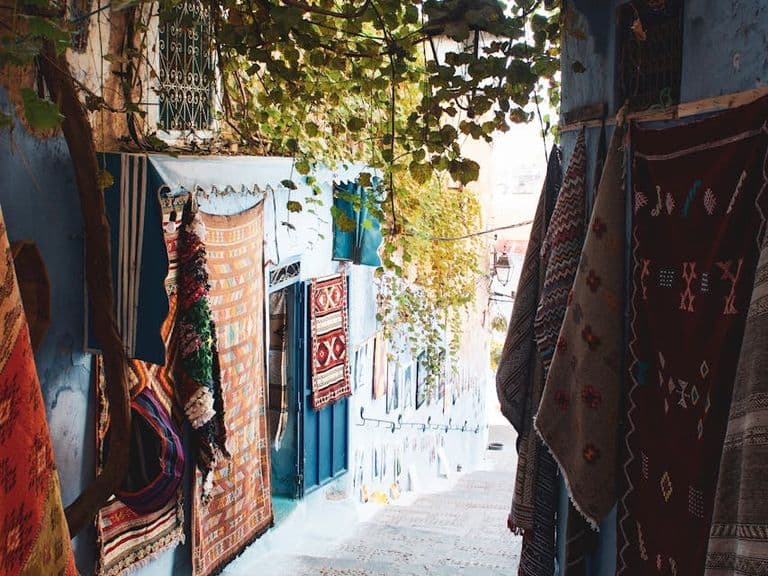 Tapis dans une ruelle étroite