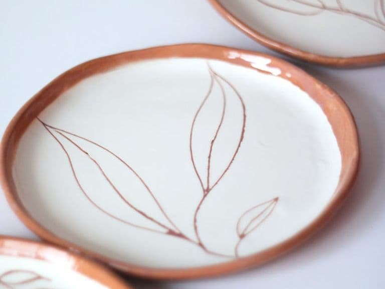 Assiettes en céramique peintes